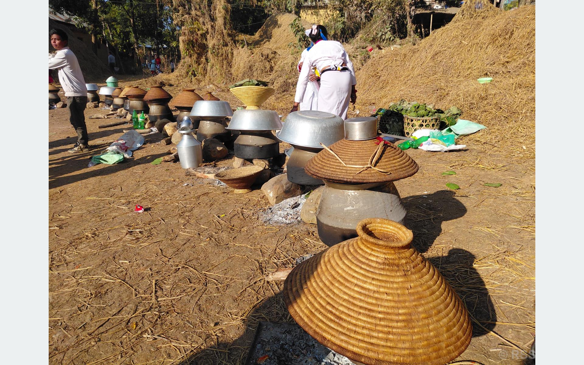 माघीको रौनकः थारू समुदायमा ढिक्री बनाउने चटारो
