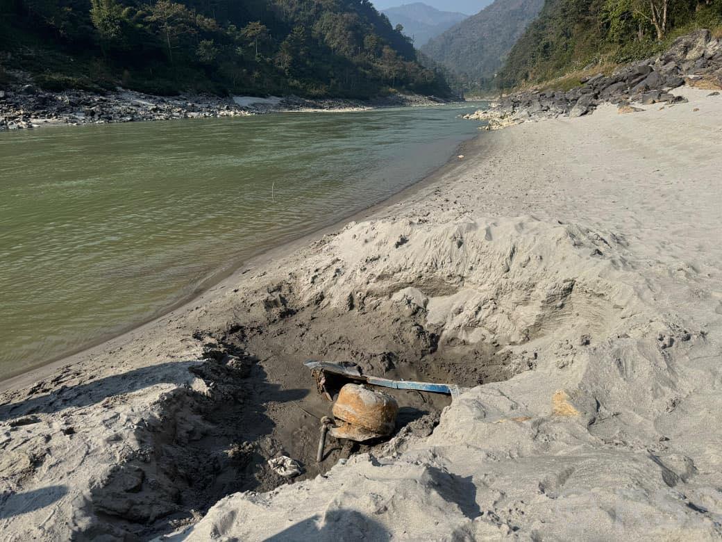 त्रिशूलीमा भेटिएको बसको आज पनि उत्खनन