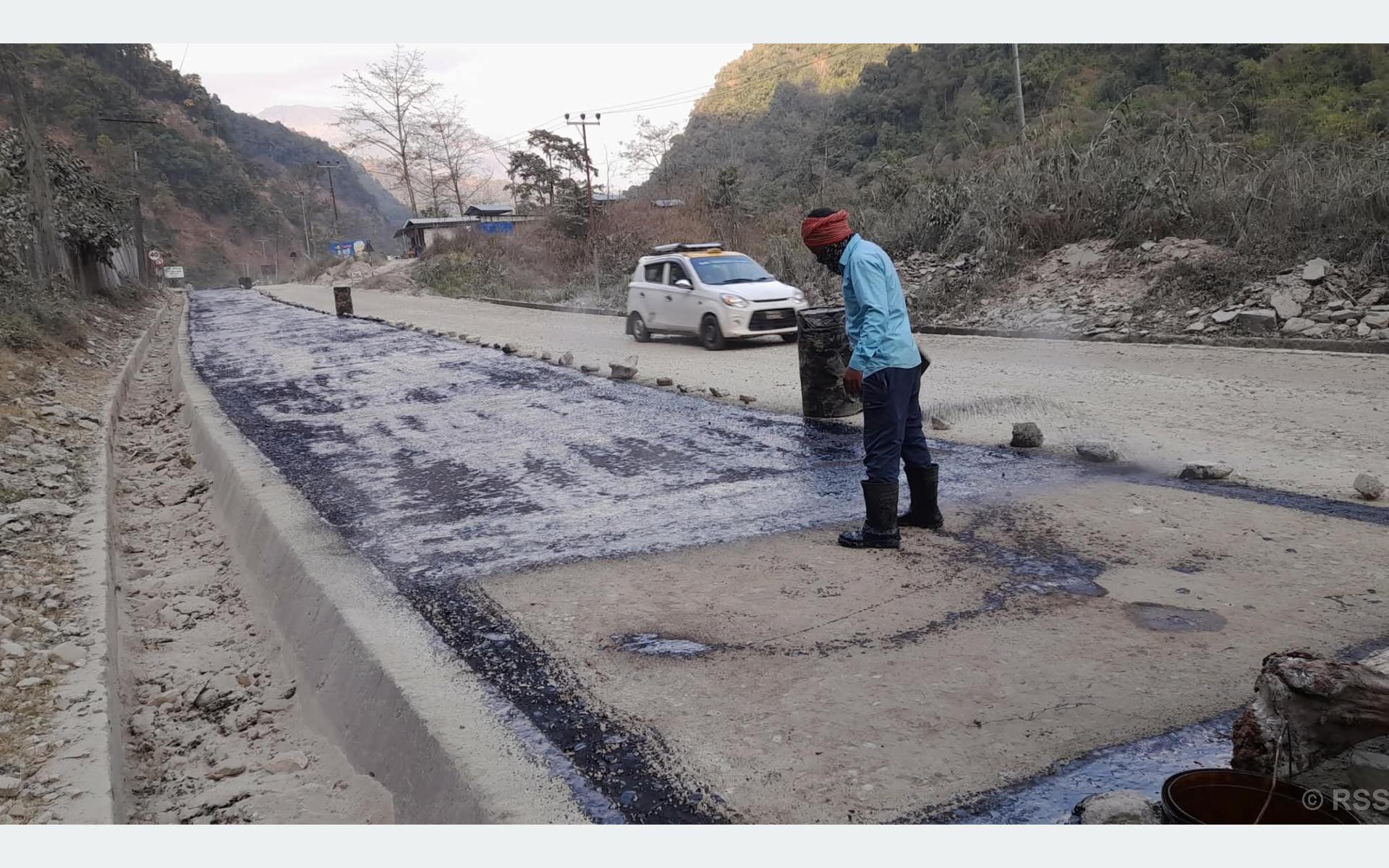 मध्यपहाडी लोकमार्गको मुख्य सडक बिग्रँदा यात्रु र चालकलाई सास्ती