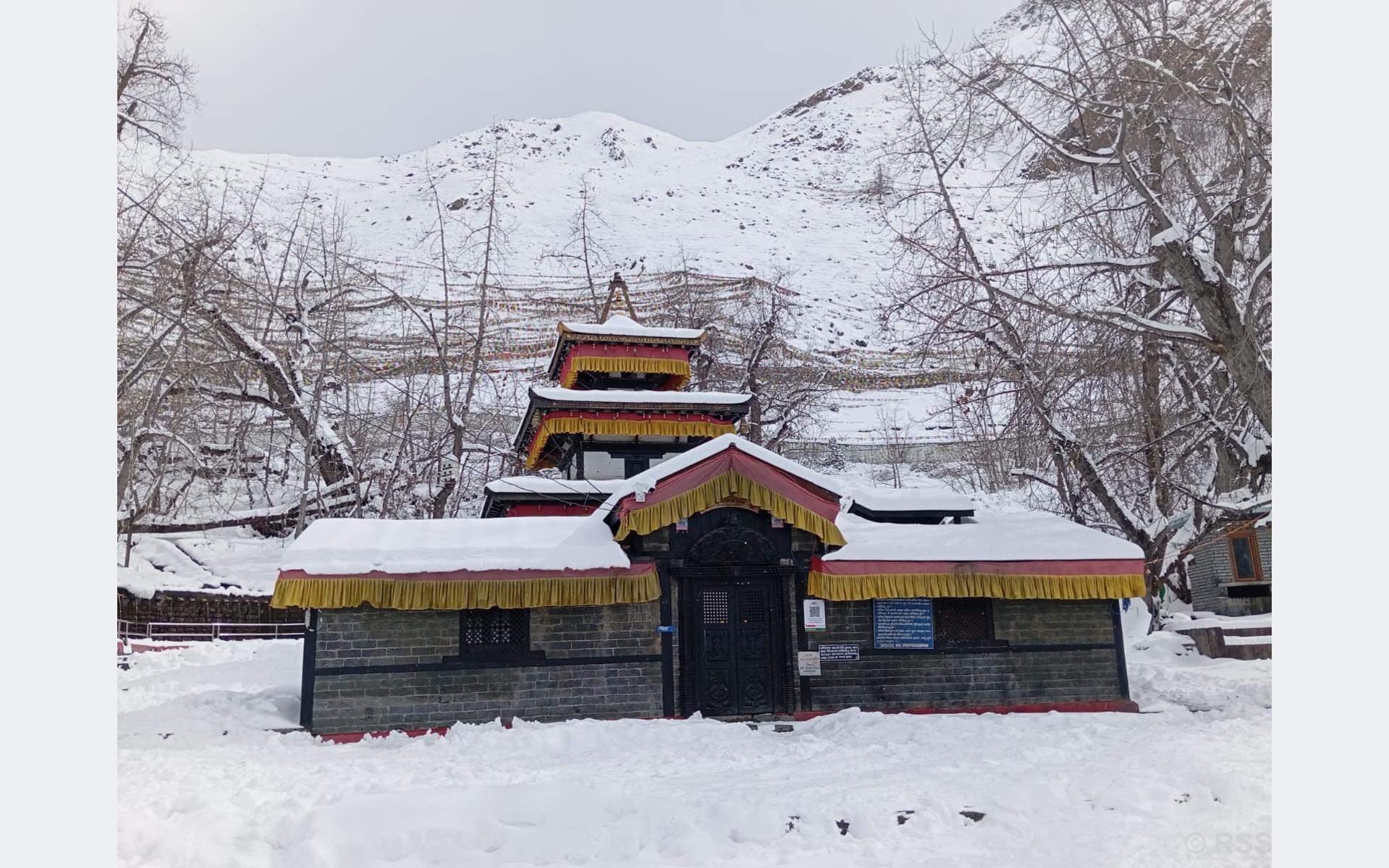 हिमपातपछि मुक्तिनाथ मन्दिर परिसर सुनसान, कागबेनीमै रोकिए दर्शनार्थी