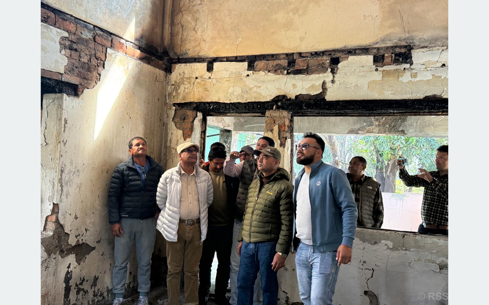 जलेको पुर्खौली घरमा पाँच महिनापछि पुगे पूर्वगृहमन्त्री लेखक