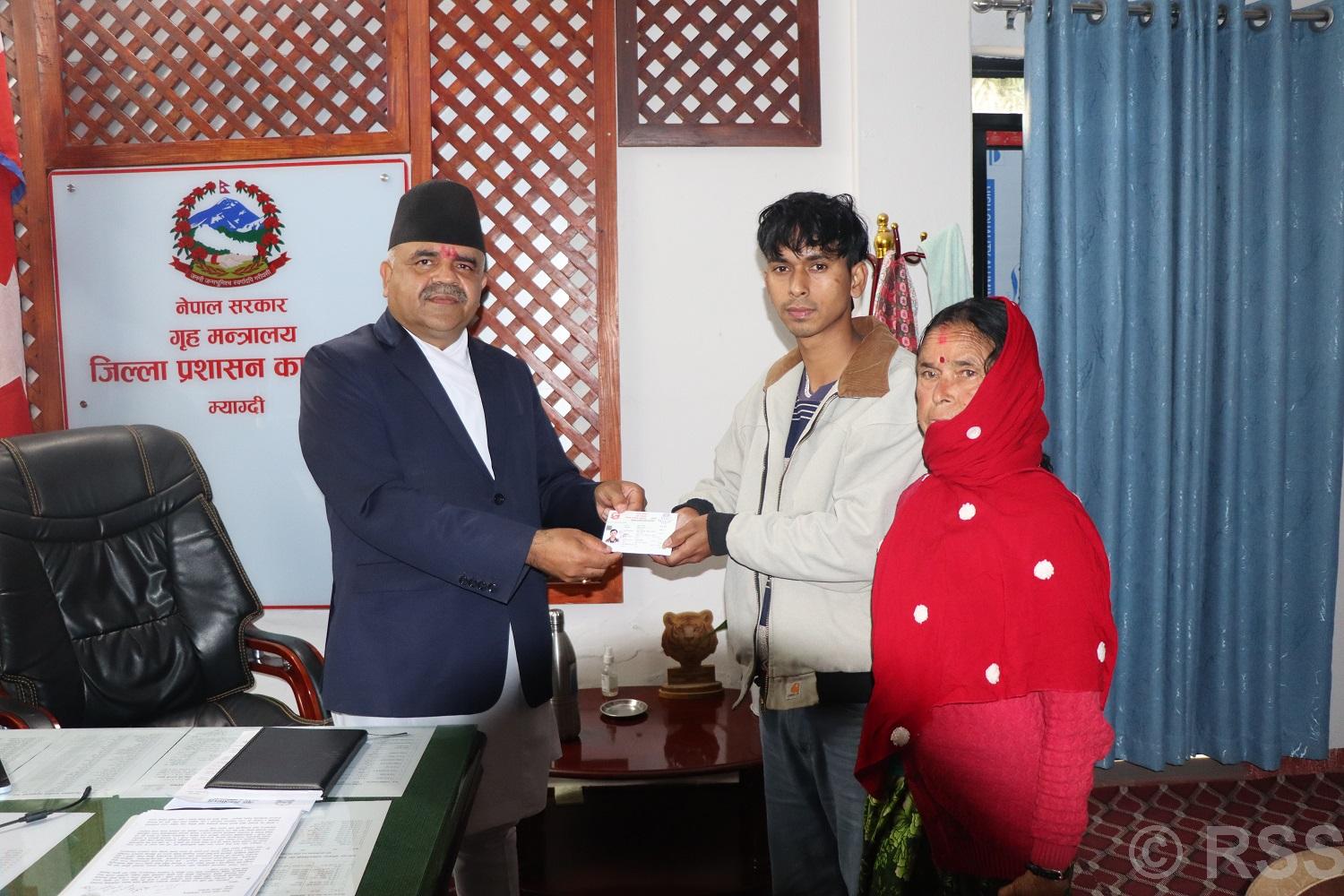 म्याग्दीका सुवासले पाए ११ वर्षपछि आमाको नामबाट नागरिकता