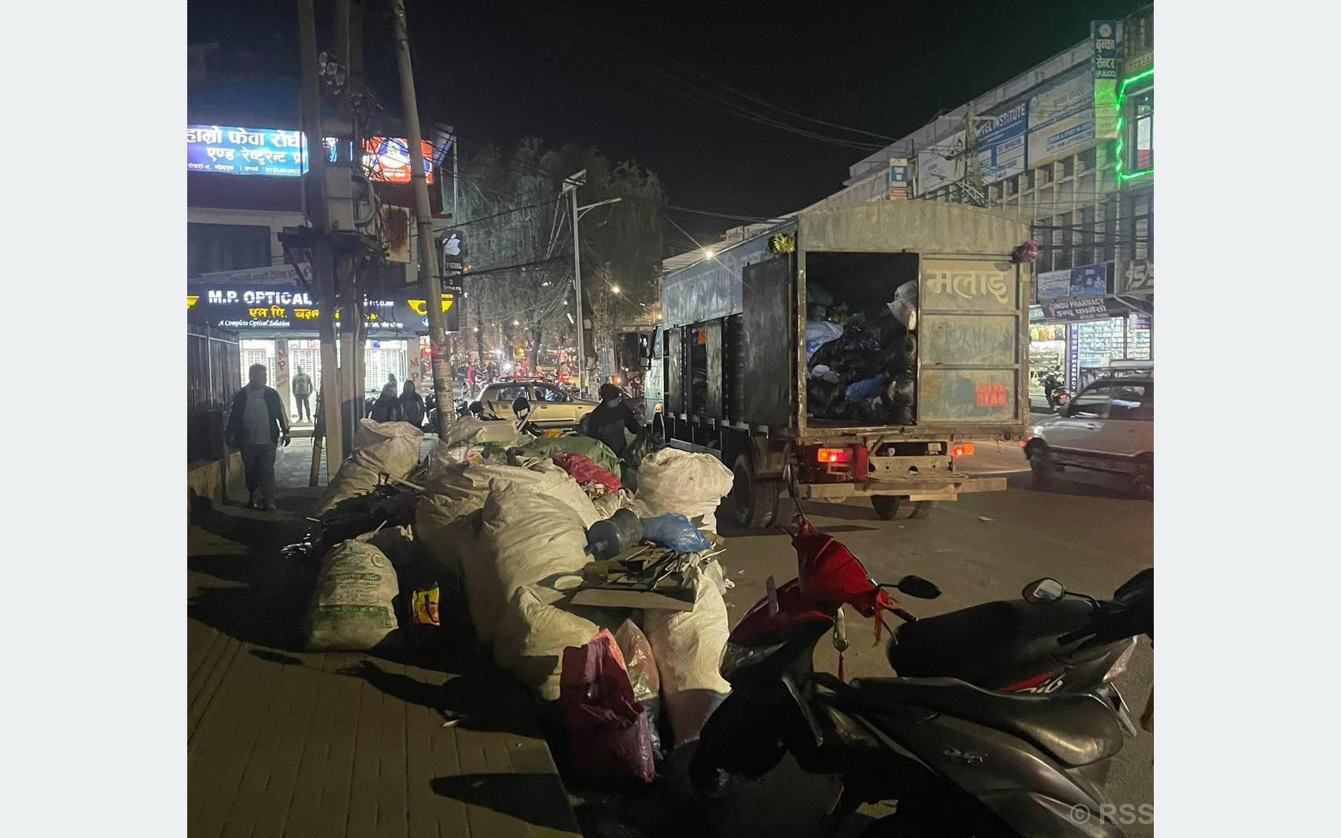 पोखरामा दुई सातापछि फोहर उठाउन थालियो