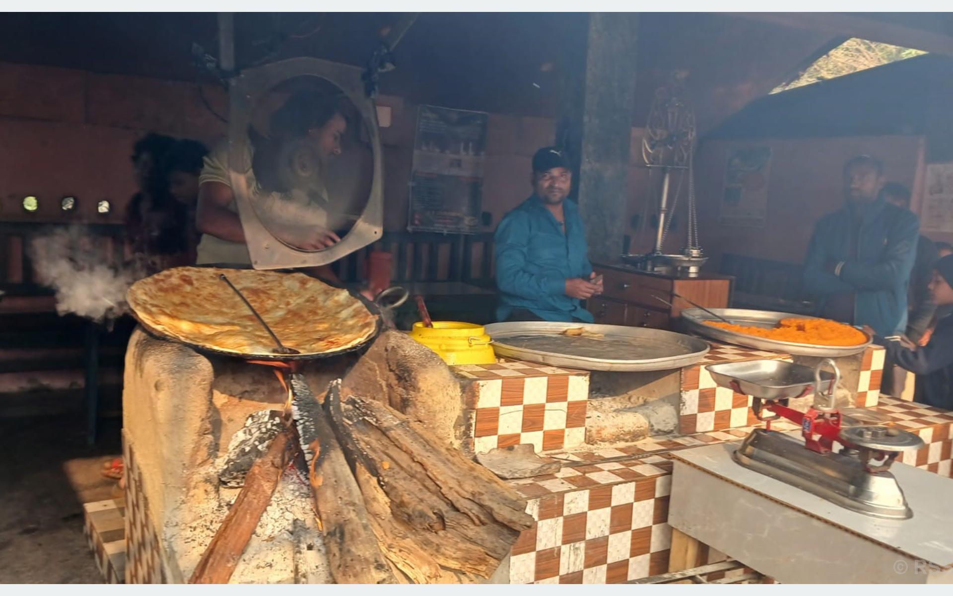 ४३ वर्षदेखि नेपालगन्जमा हलुवा–पराठाको स्वाद चखाउँदै अरमान, बिहान झिसमिसेमै मानिसको भीडभाड
