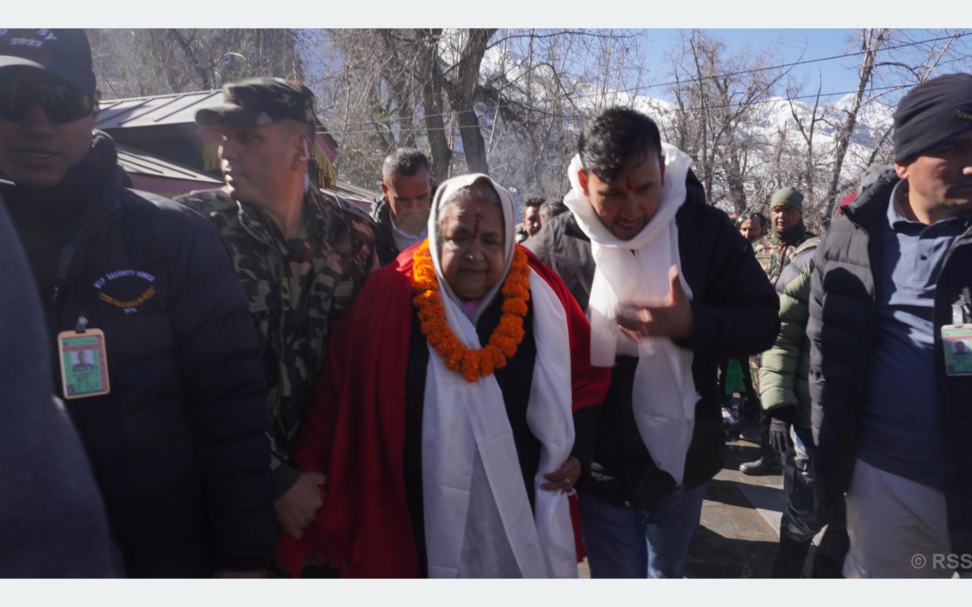 प्रधानमन्त्री कार्कीद्वारा मुक्तिनाथको दर्शन, मुस्ताङका सुरक्षा प्रमुखलाई दिइन् निर्वाचन सफल पार्न निर्देशन