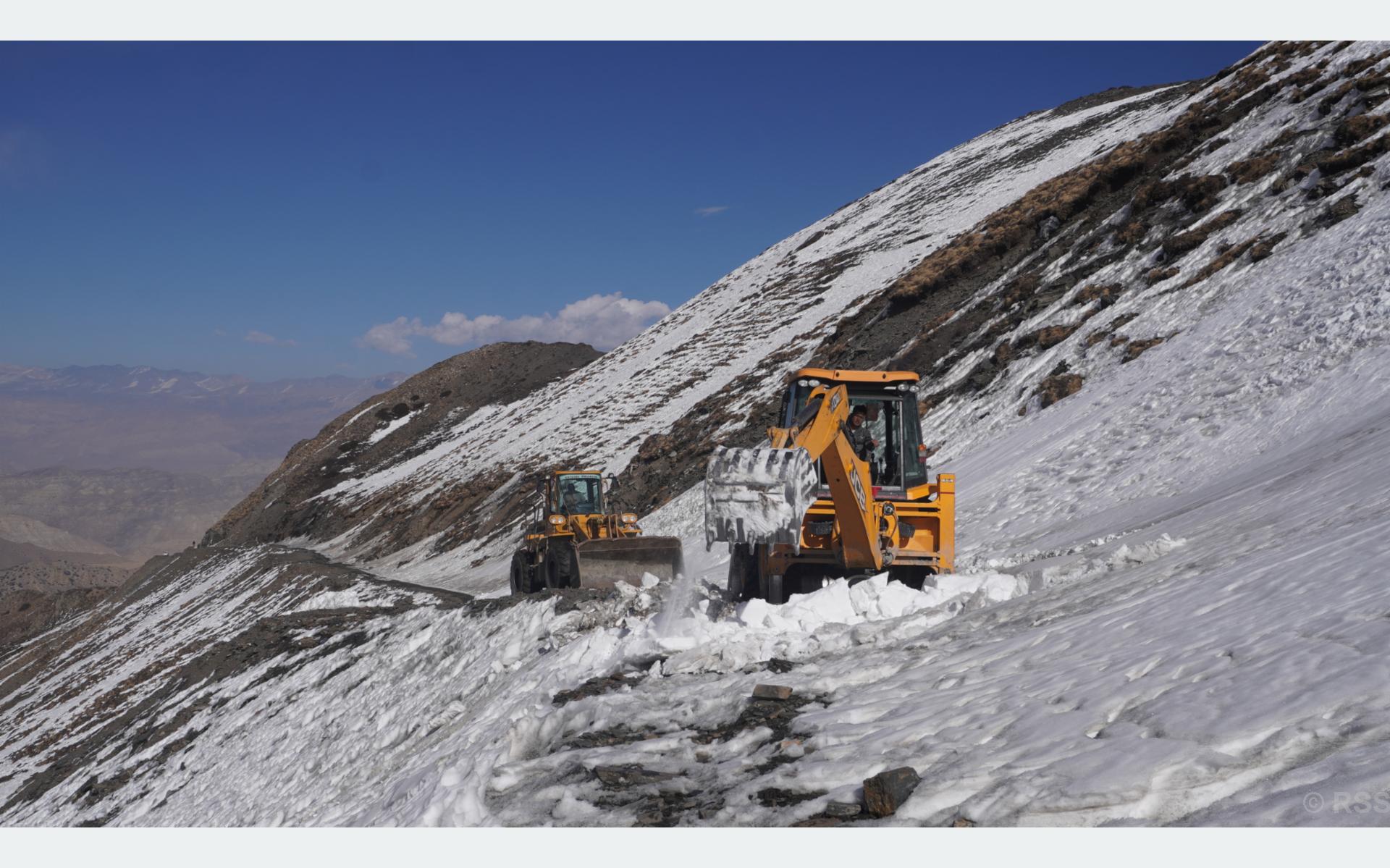 सबै भन्दापछि पत्ता लागेको गाउँ साङ्ताको मतदान केन्द्र जाने सडकको हिउँ पन्छाइँदै