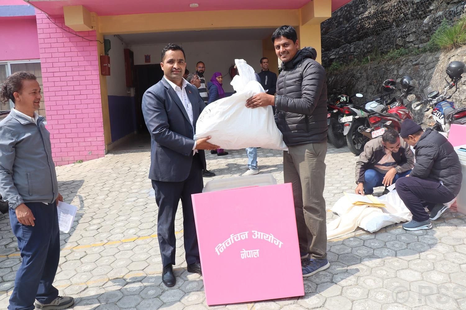 निर्वाचन वातावरण शान्तिपूर्ण, मतदाता उत्साहित