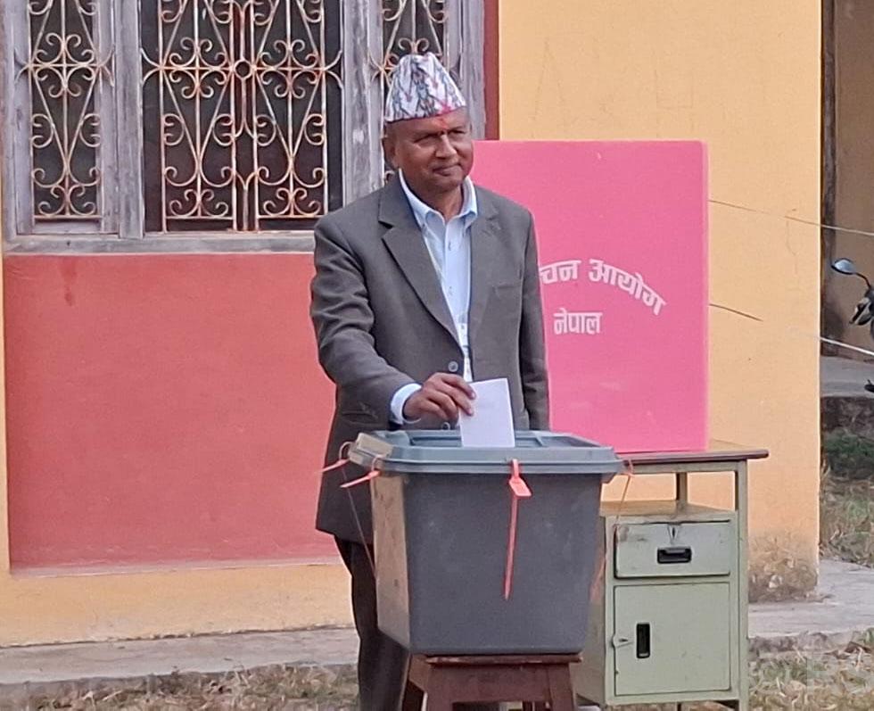 एमाले महासचिव शंकर पोखरेलले गरे मतदान