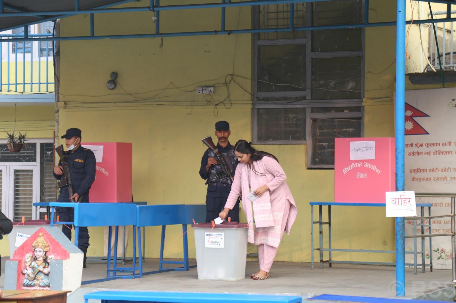 महिला मतदाताको उत्साह– पहिला मत खसाल्ने, पछि काम गर्ने