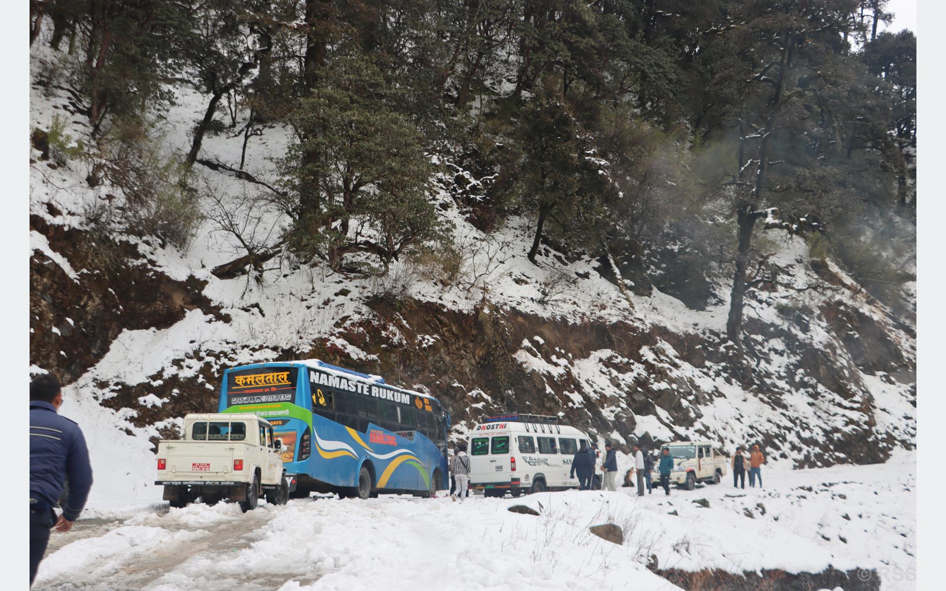 भारी हिमपातका कारण मध्यपहाडी लोकमार्ग अवरुद्ध