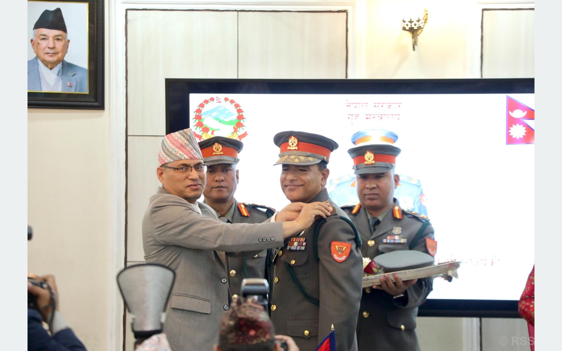 सशस्त्र प्रहरी महानिरीक्षक पौडेललाई दर्ज्यानी चिह्न