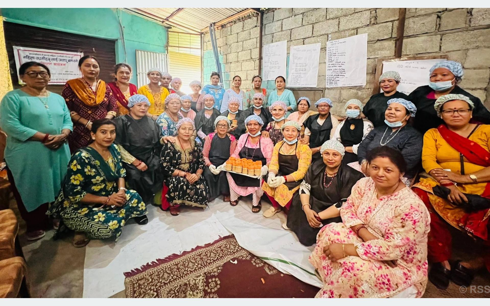 अचार बनाउने तालिमपछि उद्यमशील बन्दै तनहुँका महिला, घरमै बसेर मनग्ये आम्दानी गर्दै