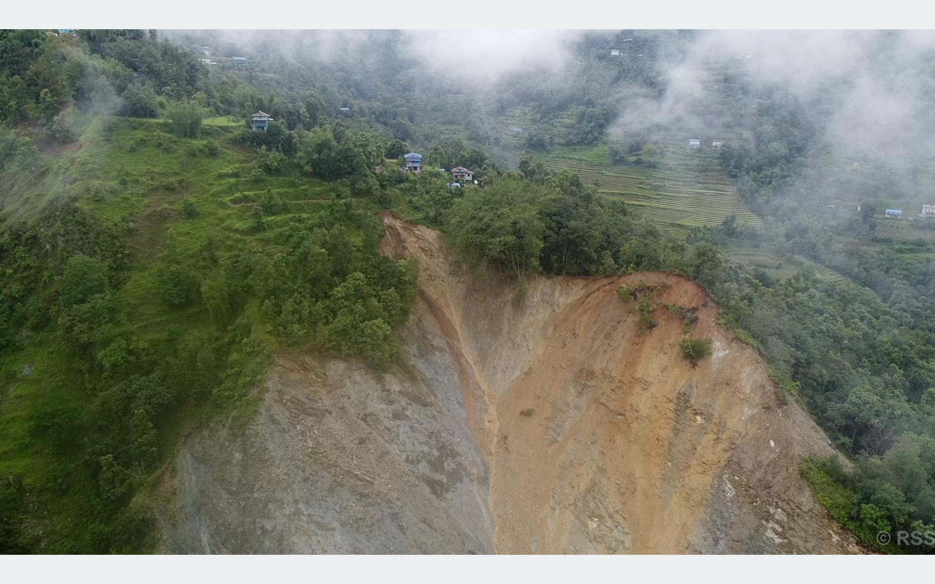 ओखलढुंगाको डाँडाखर्कमा दुई दशकदेखि निरन्तर पहिरो, पाँच परिवार उच्च जोखिममा