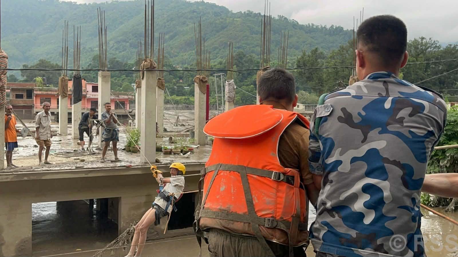 भोटेकोशी बाढीः खोज तथा उद्धारका लागि १५ सय बढी सशस्त्र प्रहरी परिचालन