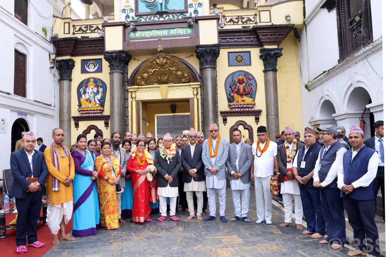 राष्ट्रपति पौडेलले गरे पशुपतिमा पूजाआराधना