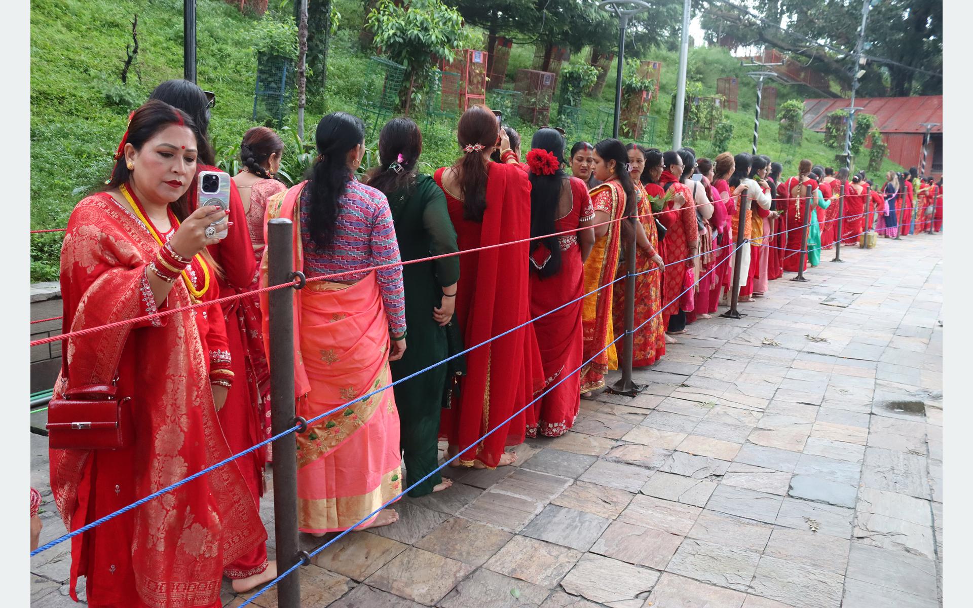 आज हरितालिका तिज : पशुपति क्षेत्रमा बिहानैदेखि महिला व्रतालुको लाम