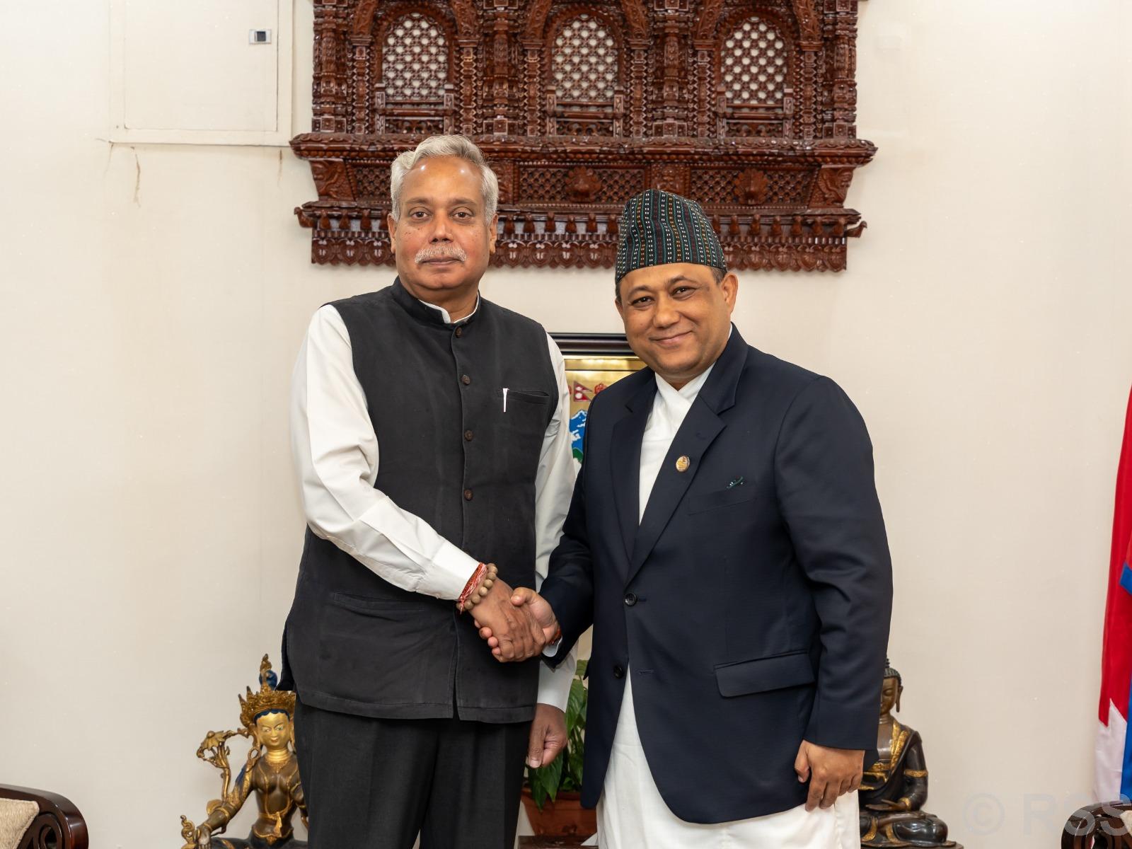 परराष्ट्रमन्त्री खनालसँग भारतीय राजदूत श्रीवास्तवको बिदाइ भेट