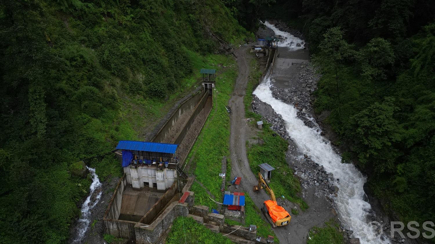रेलेखोलाको बाँधमा बाढी, विद्युत् उत्पादन बन्द