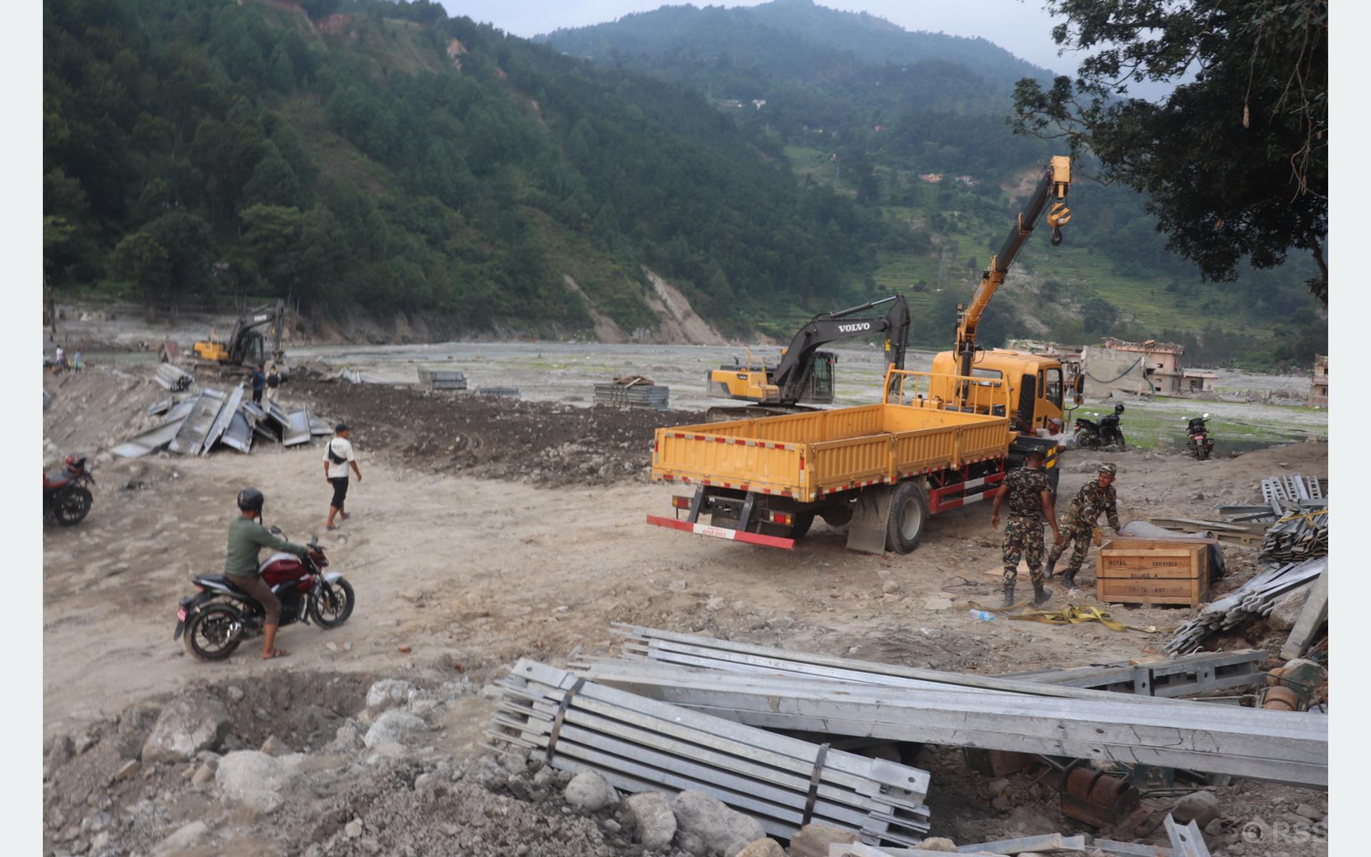 वेत्रावतीमा बेलिब्रिज जडान सुरु, दसैँअघि सञ्चालनमा ल्याउने तयारी