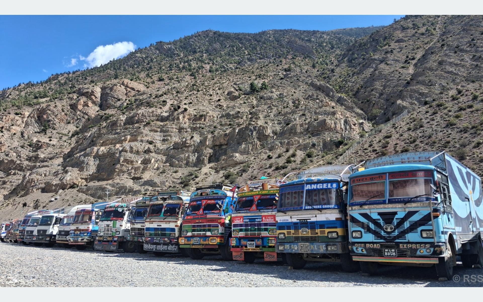 लेतेदेखि कोरलासम्म पाँच सयभन्दा बढी कन्टेनर रोकिए, दसैँ-तिहारका सामान अलपत्र