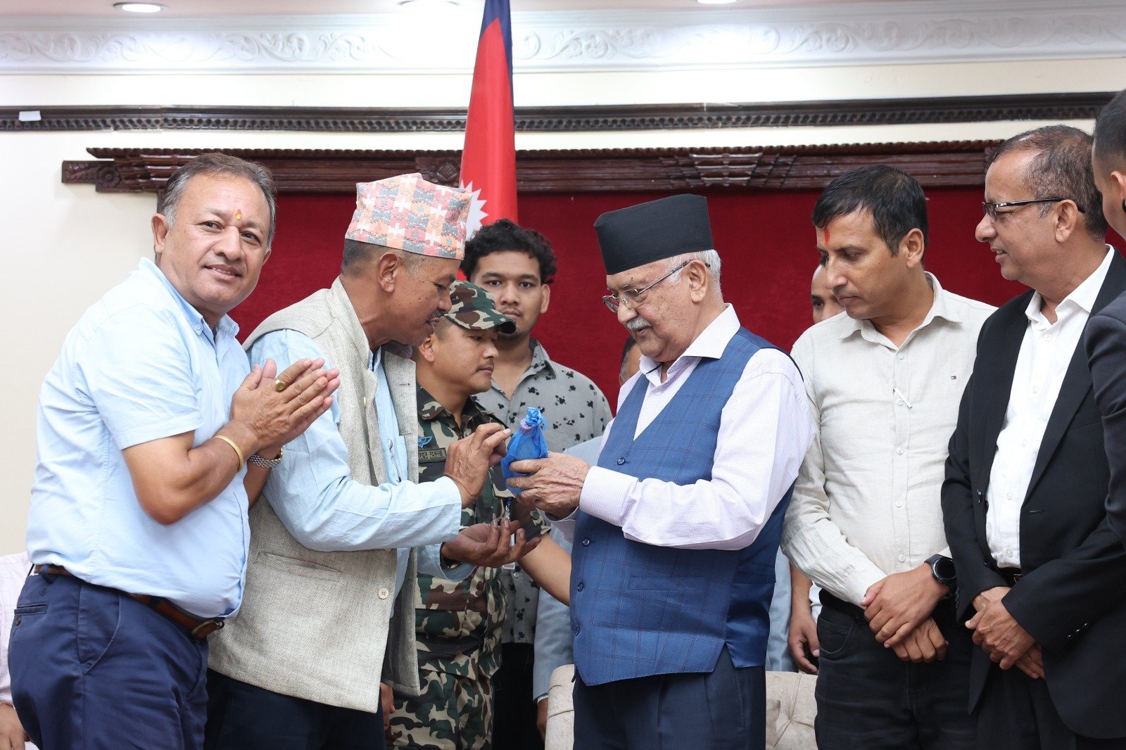 क्रसर उद्योग महासङ्घले प्रधानमन्त्रीलाई बुझायो ज्ञापनपत्र
