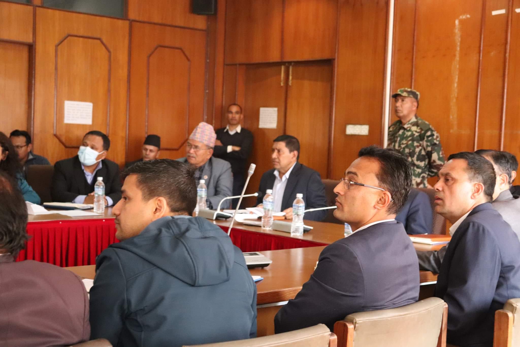 सडकमा कम क्षति हुने गरेर काम गर्नुपर्छ : उपप्रधानमन्त्री श्रेष्ठ
