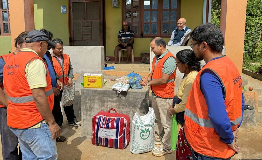 परोबाट बेघरबार भएका ४ घरपरिवारमा राहत वितरण