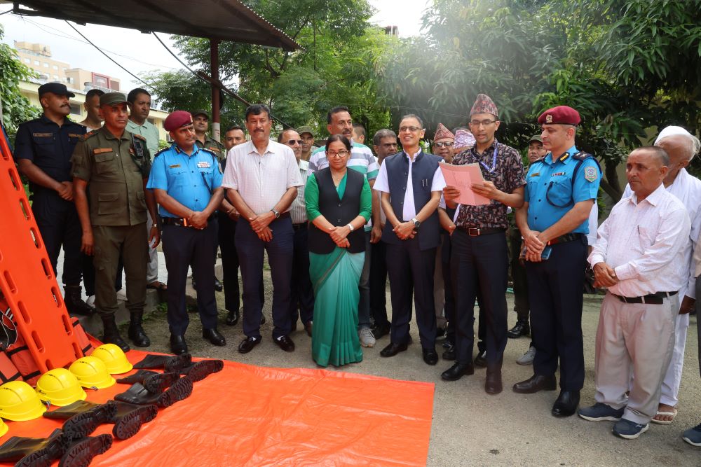 भरतपुर महानगरद्वारा चितवनका सुरक्षा निकायलाई विपद् व्यवस्थापन सामग्री हस्तान्तरण