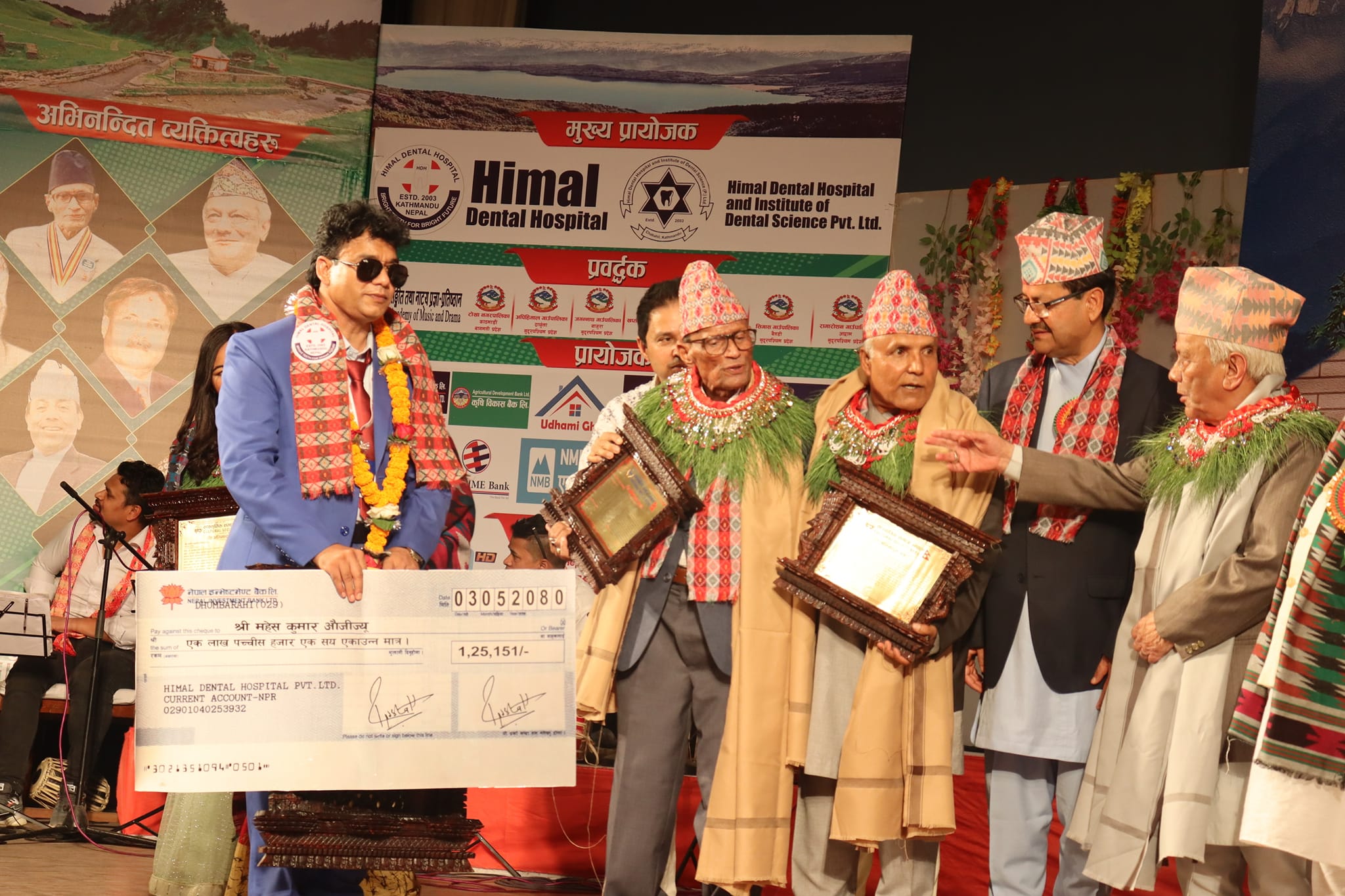 डेउडा गायक गायक महेशकुमार औजी  रत्न पुरस्कारबाट सम्मानित