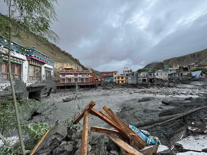 मुस्ताङमा बाढीले घर,होटल सहित प्रहरी चौकी र पुल बगायो(फोटो फिचर)