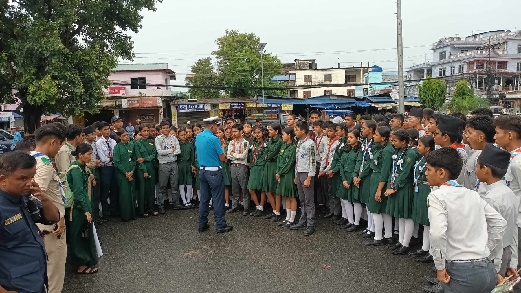 विद्यार्थीलाई ट्राफिक नियमबारे जानकारी दिँदै