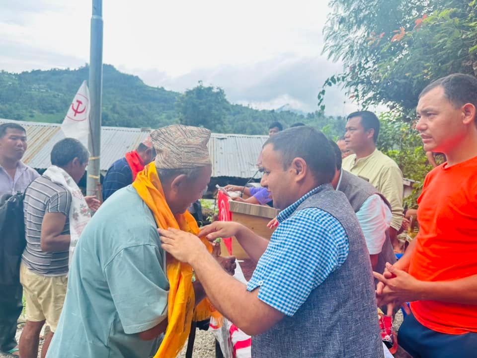 विभिन्न पार्टी परित्याग गर्दै पाँचखाल र खानीखोलामा माओवादी केन्द्रमा प्रवेश
