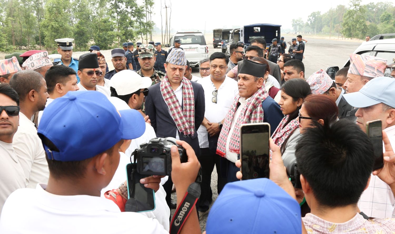 सभामुख र राष्ट्रियसभा अध्यक्षद्वारा दोधरा–चाँदनीमा प्रस्तावित सुक्खा बन्दरगाह क्षेत्रको अवलोकन