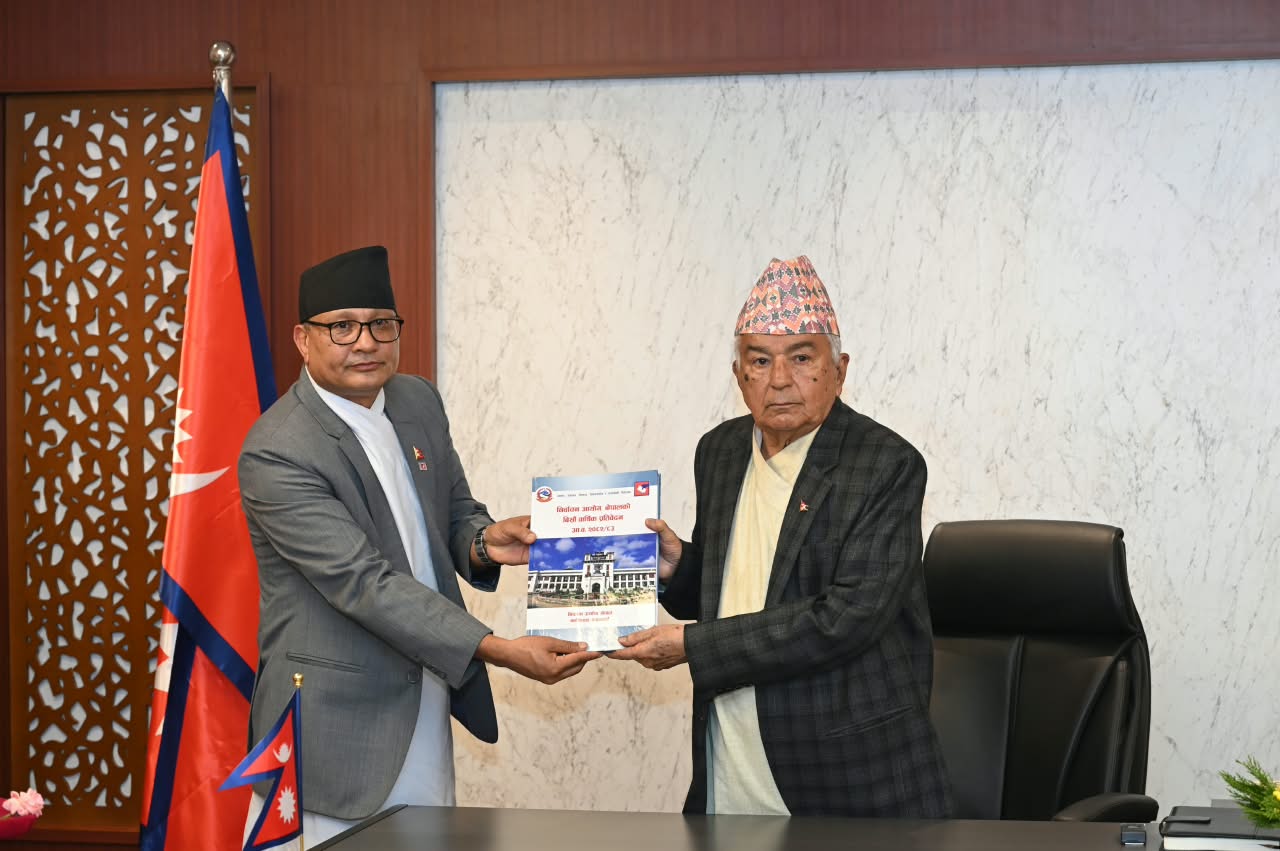 निर्वाचन आयोगको वार्षिक प्रतिवेदन राष्ट्रपतिसमक्ष पेश