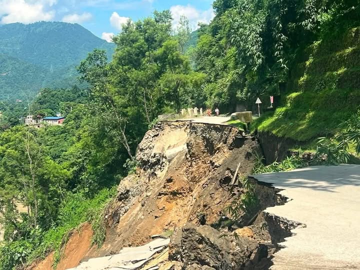 कृष्णभीरमा सडक भासिएपछि मुग्लिङ–काठमाडौं सडक पूर्णरूपमा अवरुद्ध
