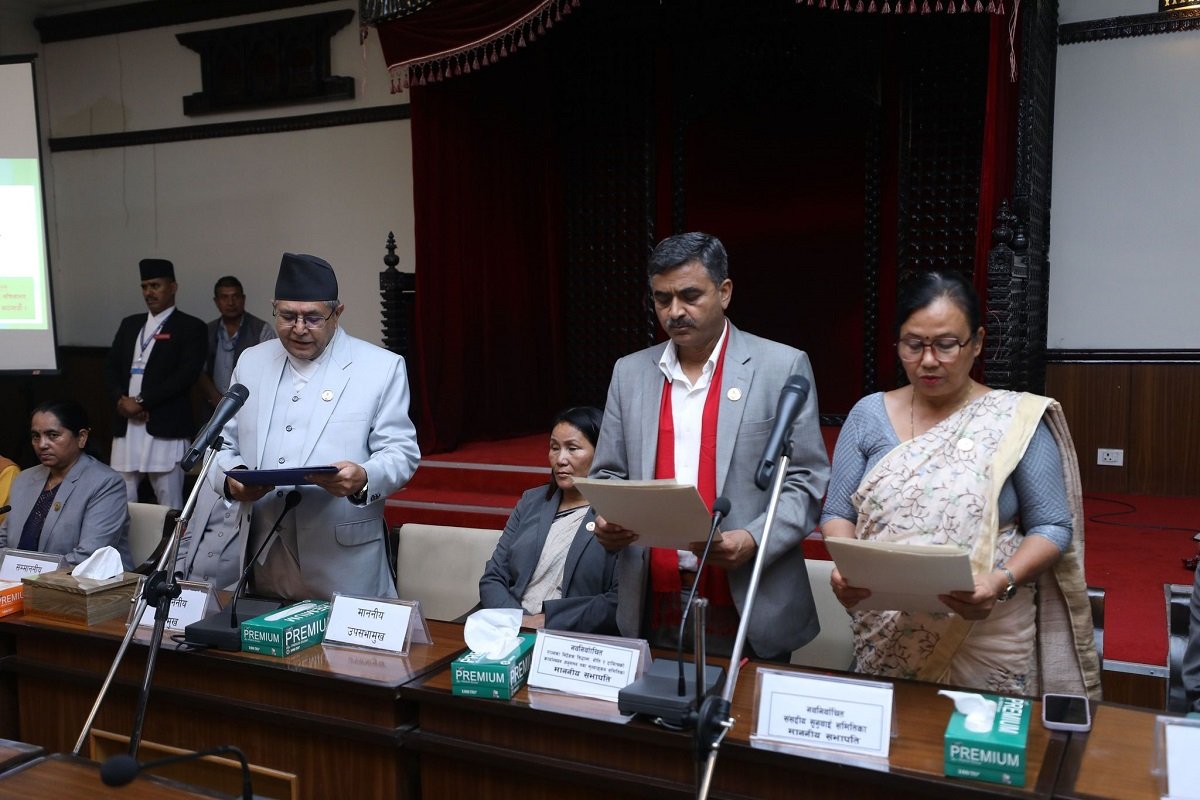 संघीय संसदका दुई समितिका सभापतिहरूले लिए शपथ
