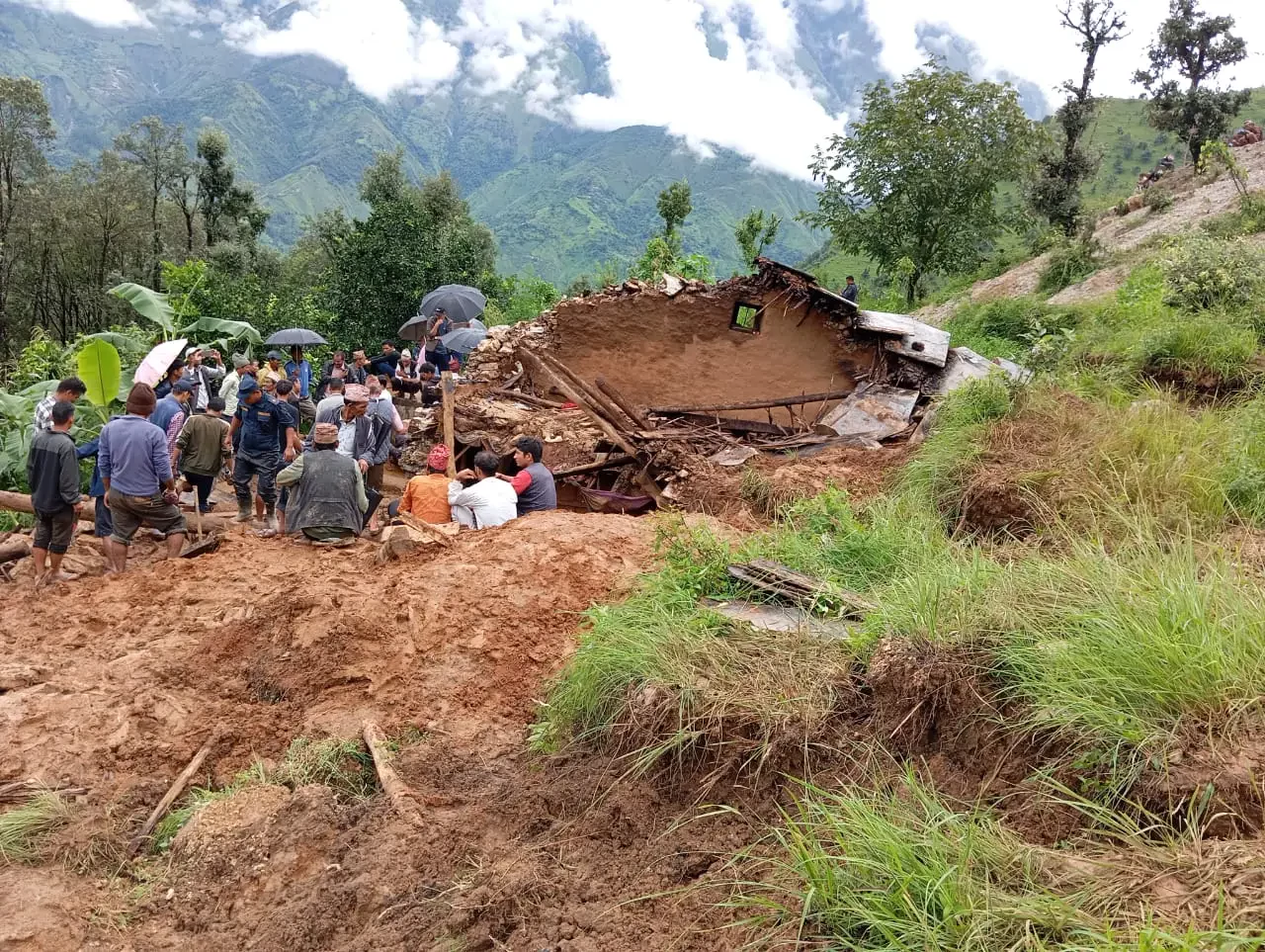 बझाङमा पहिरोमा परी ४ जनाको मृत्‍यु
