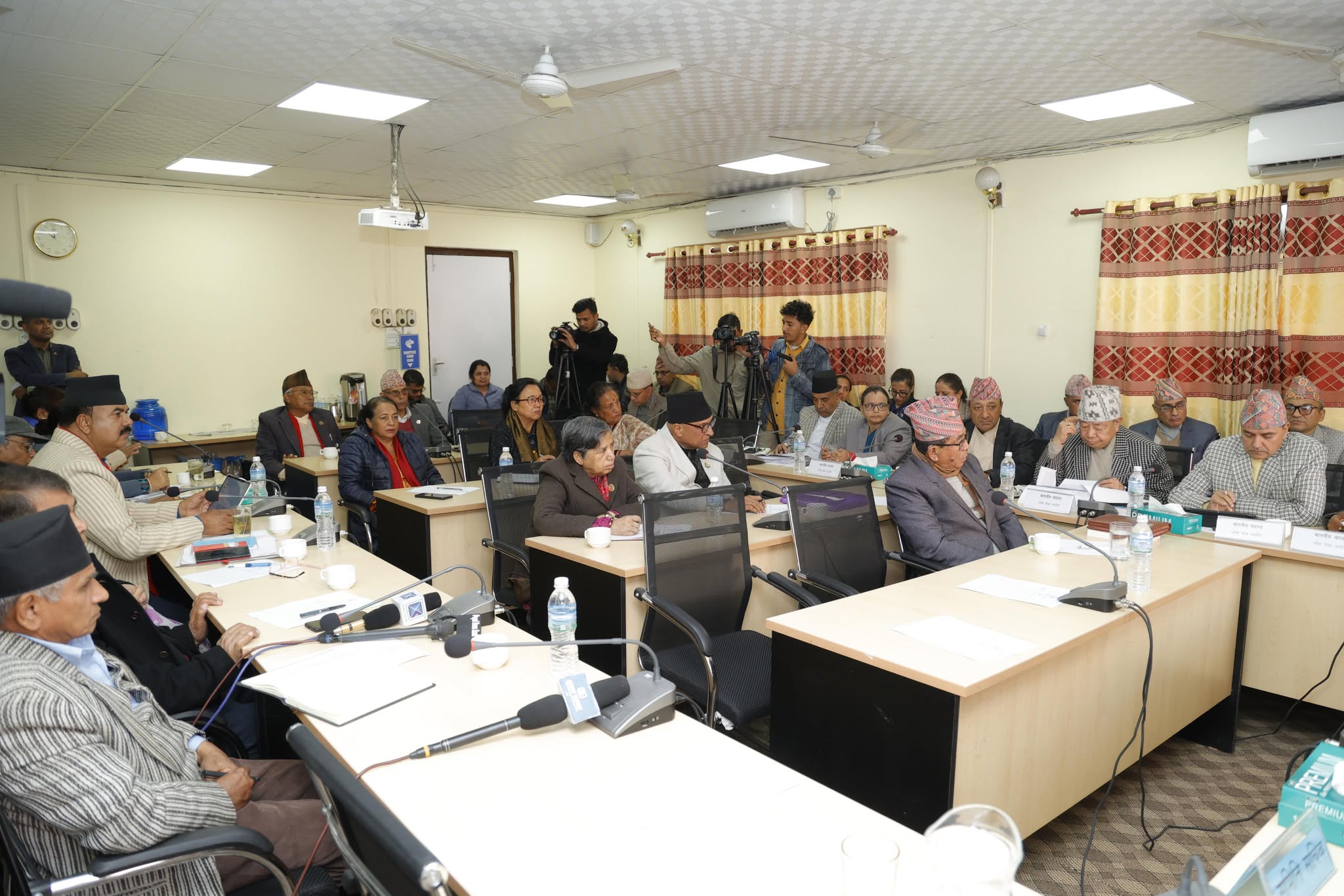 निजामतीमा सेवा प्रवेश ३२ वर्ष र अनिवार्य अवकाश ६० वर्ष कायम गर्ने प्रस्ताव