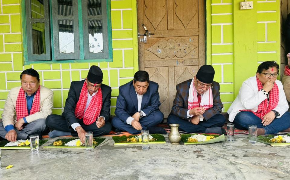 प्रचण्ड लक्षित दुर्गा प्रसाईंको कटाक्ष- चरेसको थालले पुगेन, केराको पातले के पुग्ला ?
