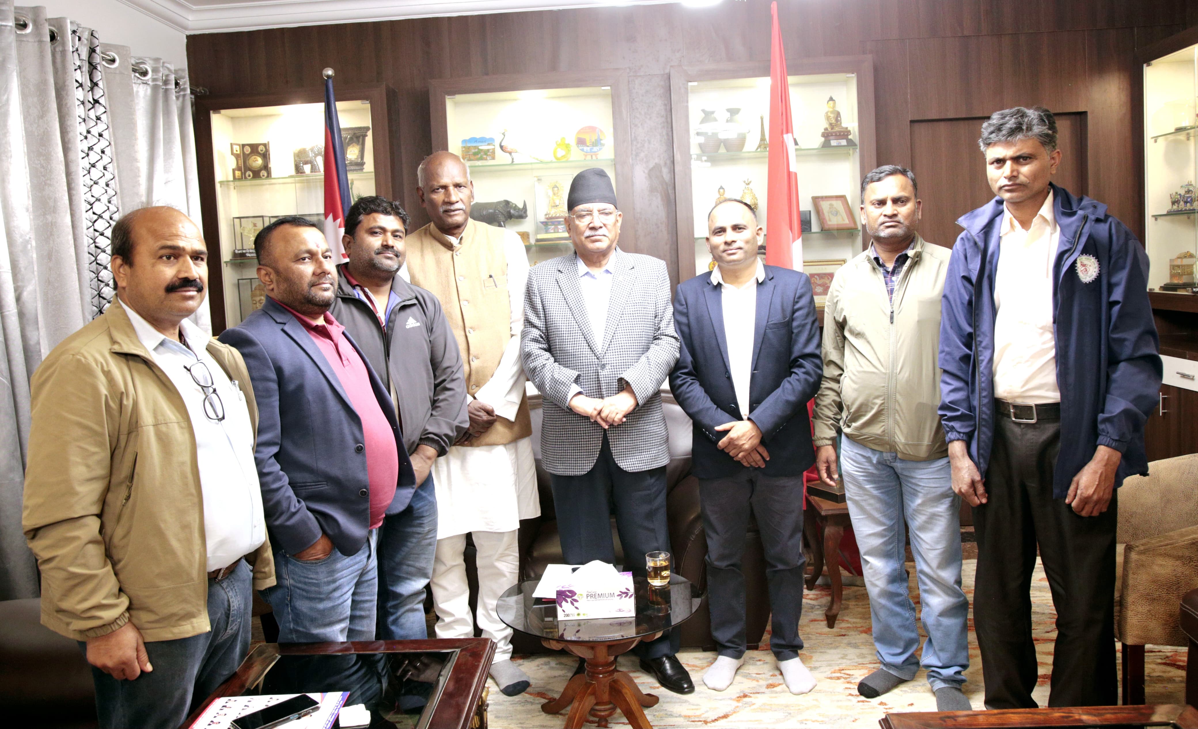 कबाड व्यवसायीका समस्या सहमतिमा हल गर्न प्रचण्डको जोड