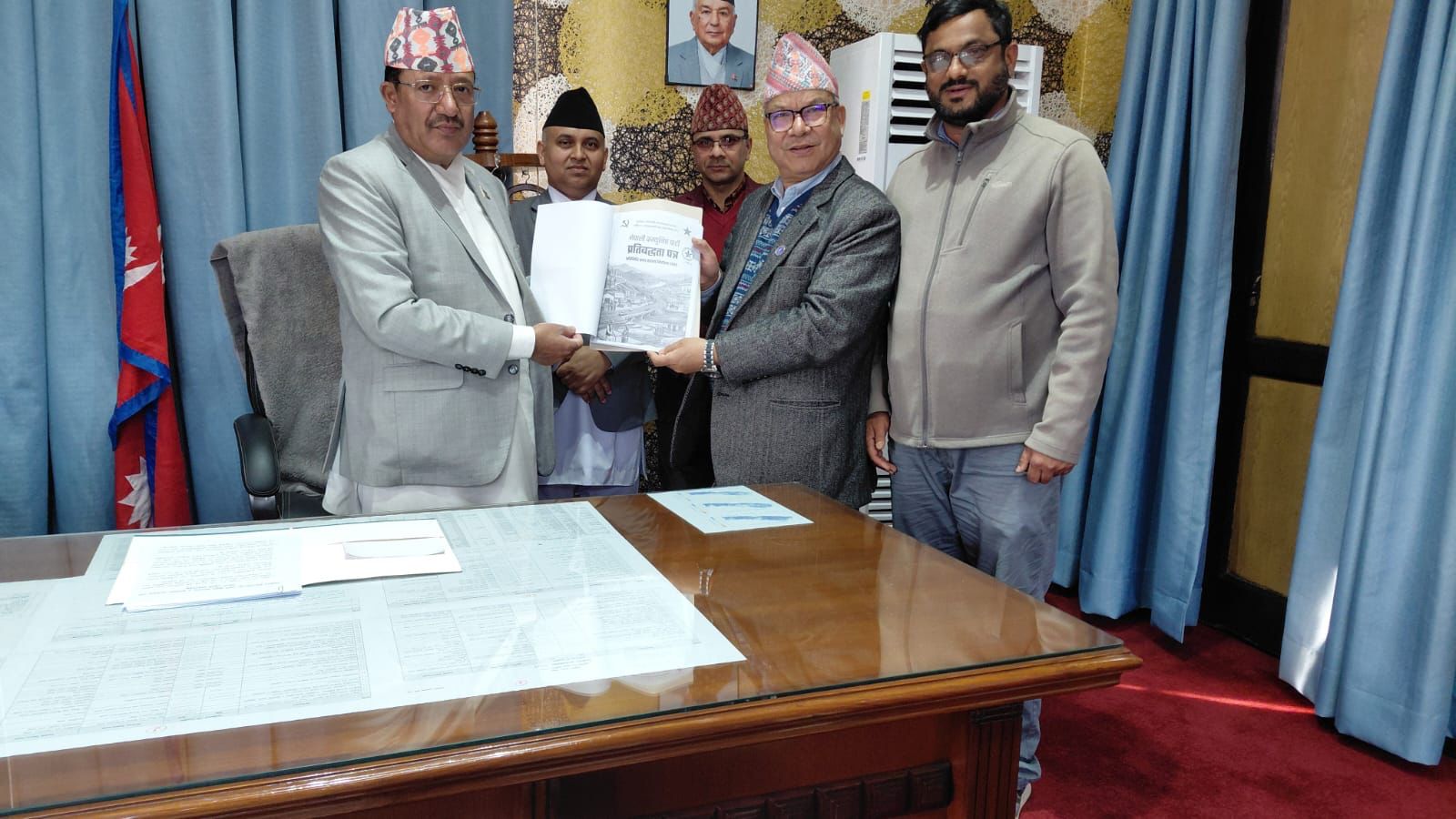 नेपाली कम्युनिष्ट पार्टीले निर्वाचन आयोग समक्ष बुझायो प्रतिबद्धता पत्र