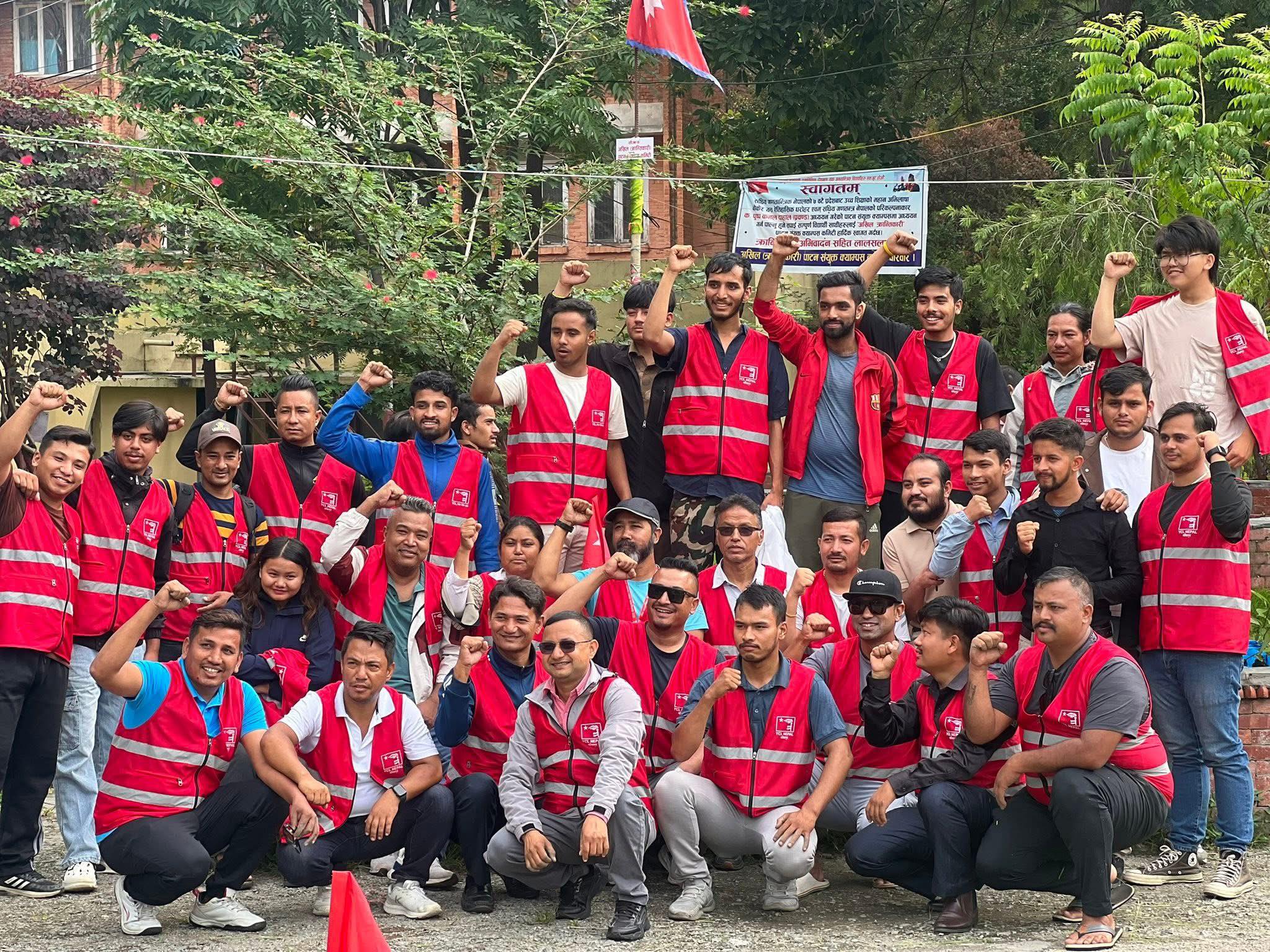 मनोहराको सुकुम्बासी बस्ती जोगाउँदै वाईसीएल, बाढी पस्न नदिन अस्थायी तटबन्ध लगाउँदै