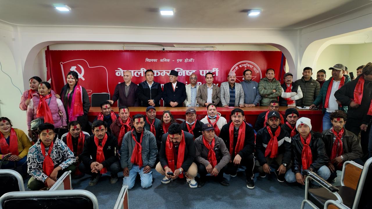 दोलखाका एमाले नेता कार्यकर्ता नेपाली कम्युनिष्ट पार्टीमा प्रवेश