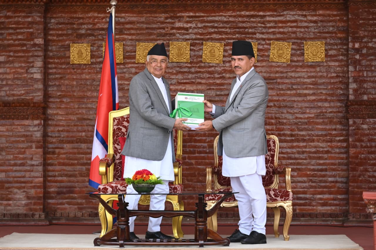 राष्ट्रपति पौडेल समक्ष महालेखापरीक्षकको वार्षिक प्रतिवेदन पेश