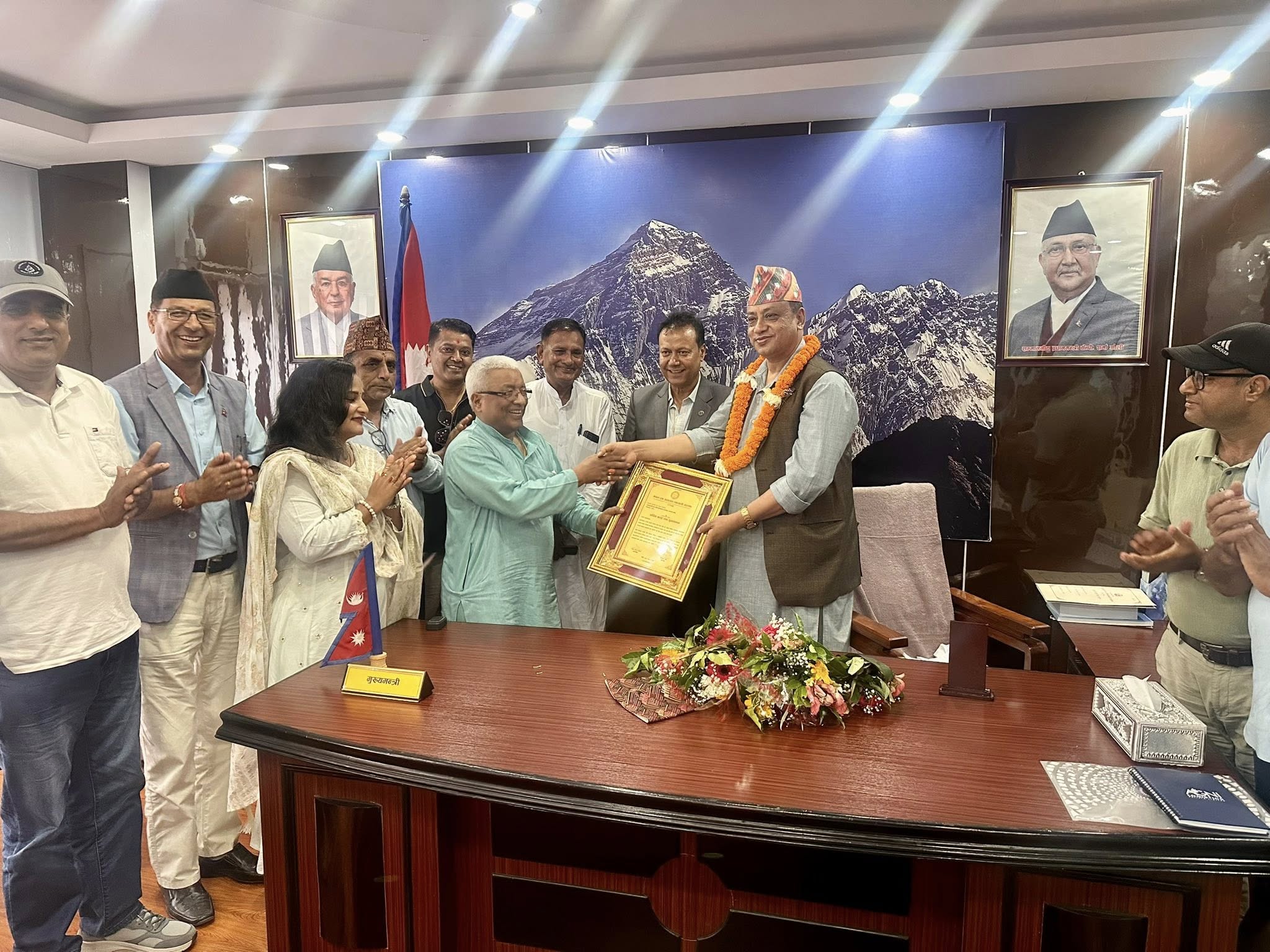ट्रक यातायात व्यवसायी महासंघद्वारा बागमतीका नव नियुक्त मुख्यमन्त्री र मन्त्रीहरूलाई बधाई तथा सुझाव