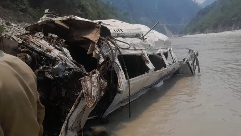 भारतमा पर्यटक बोकेको गाडी नदीमा खस्दा १४ जनाको मृत्यु