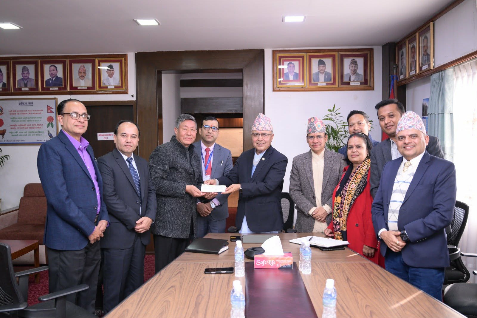 सिद्धार्थ प्रिमियर इन्स्योरेन्सद्वारा भौतिक पूर्वाधार पुनर्निर्माण कोषमा १ करोड १ लाख सहयोग