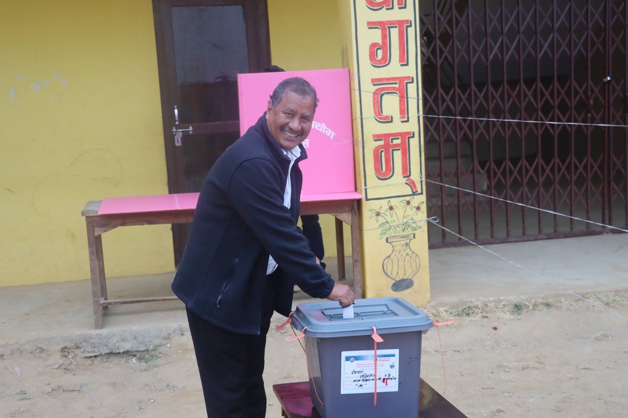 विप्लवको १८ वर्षपछि मतदान, रोल्पा पुगेर हाले भोट