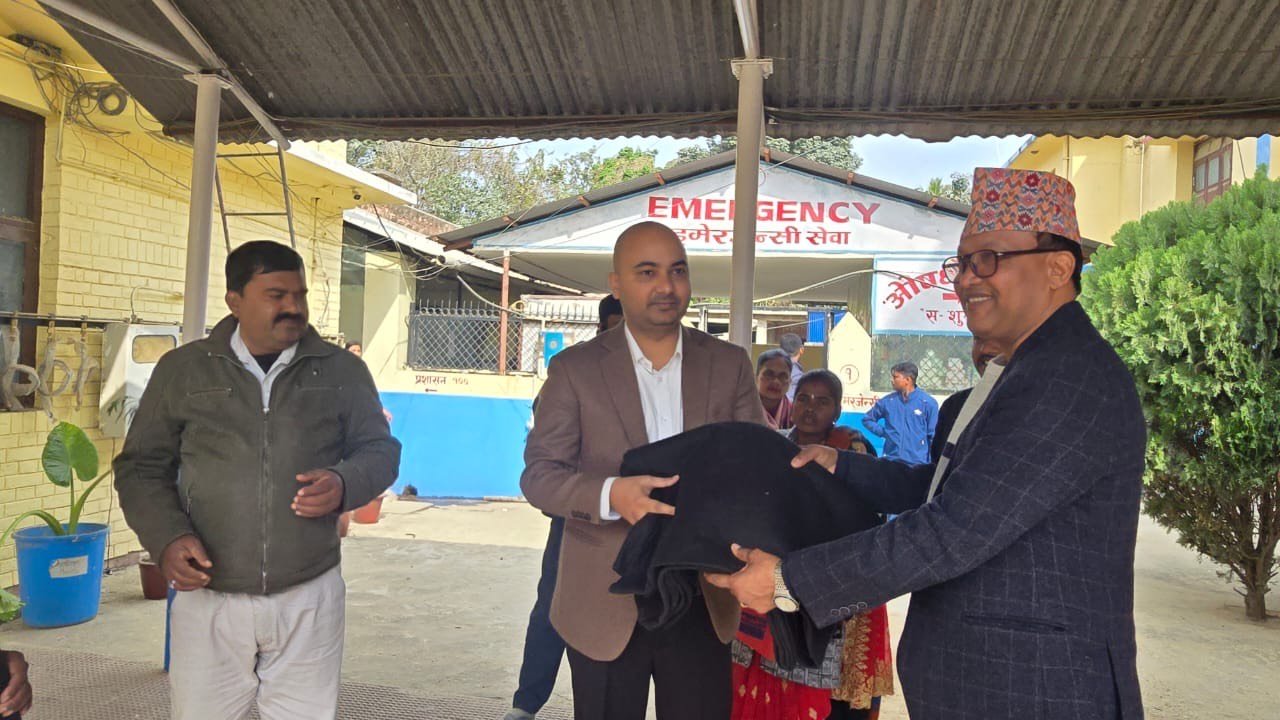 नगरपालिकाद्वारा अस्पतालका प्रत्येक बिरामीलाई कम्बल वितरण