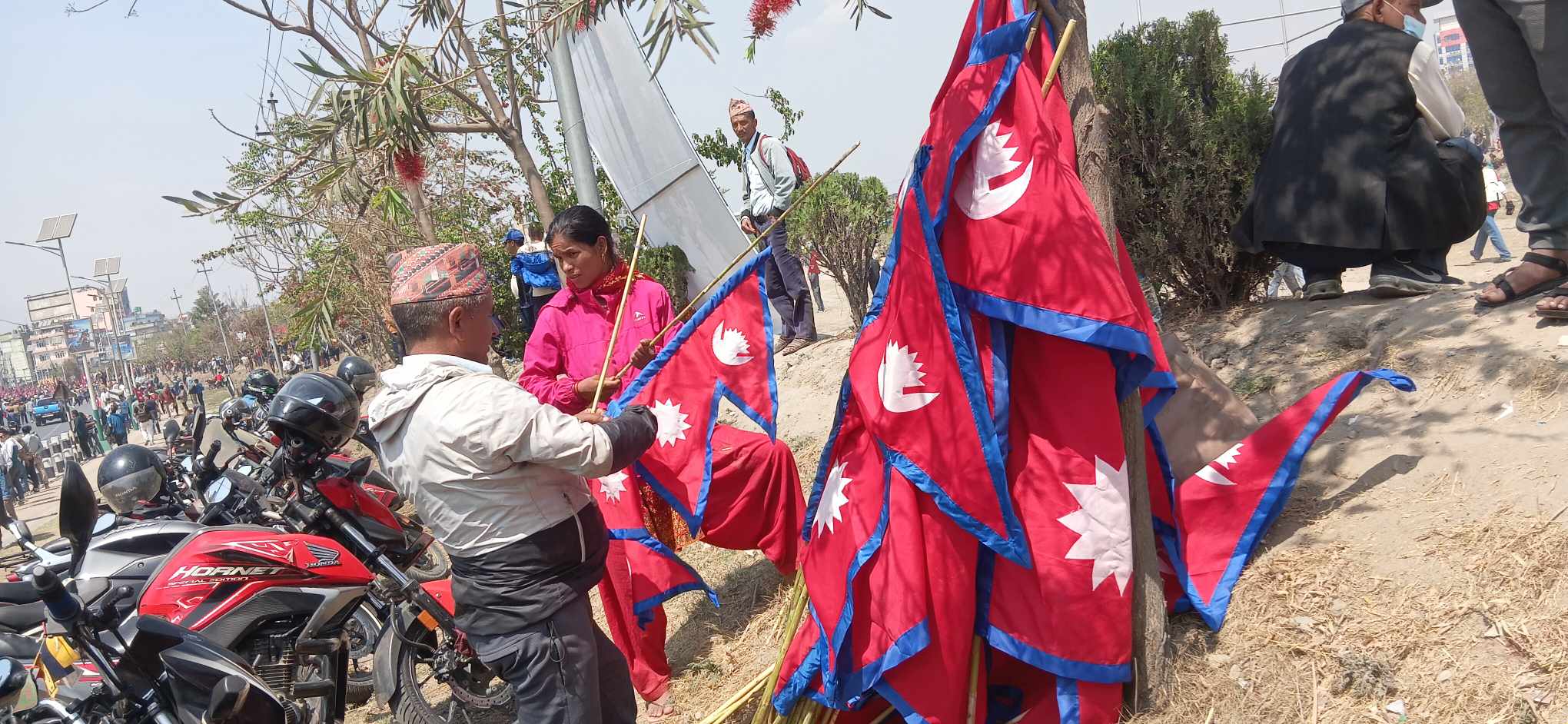 तीनकुने क्षेत्रमा राष्ट्रिय झन्डाको ३ देखि ५ सयमा किनबेच
